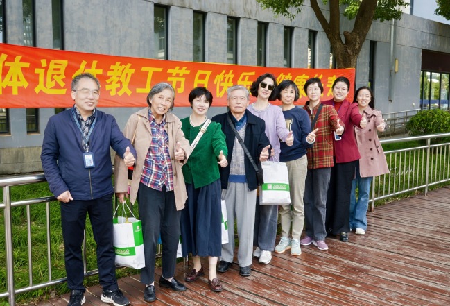 金秋重阳聚首 桃李情深“话”发展——必威西汉姆联退休老教师“回娘家”共叙桑榆情
